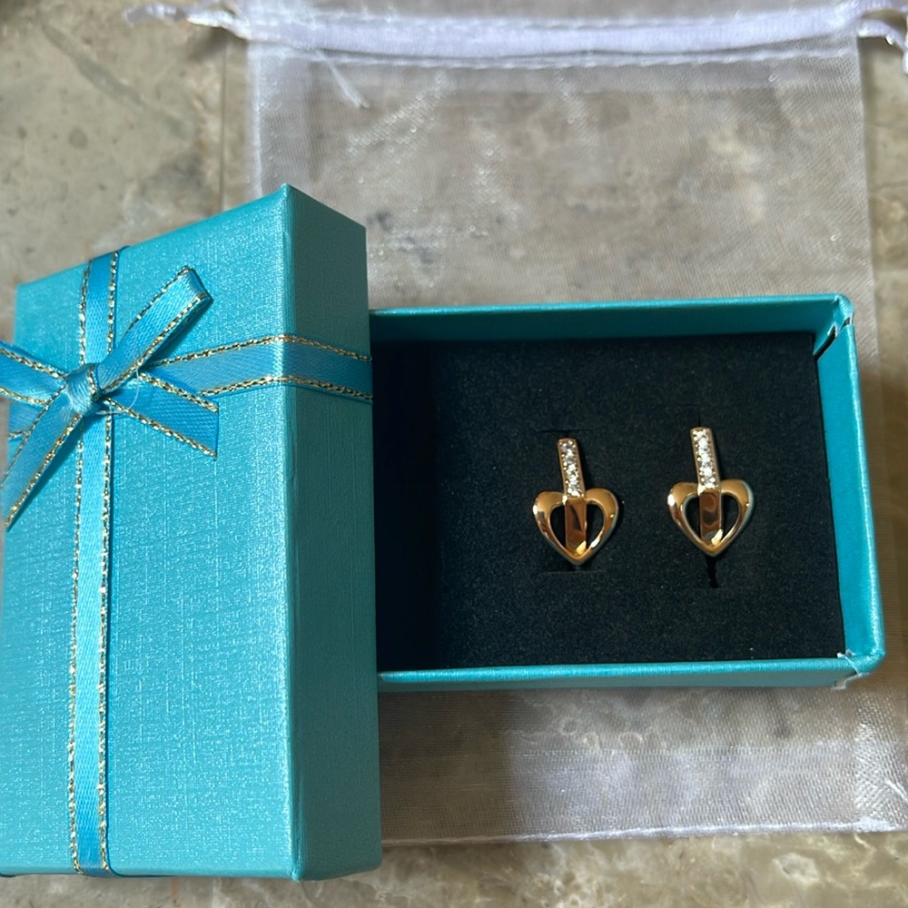 Gold gilding 18 carats (eurogold) earrings. Doesn’t tarnish. Great quality.